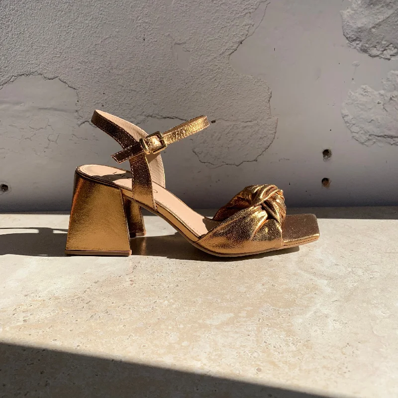 Child - Friendly Women's Sandals with a Secure Buckle in Purple for Moms on the GoBrazilio 4890052 Bronze Metallic