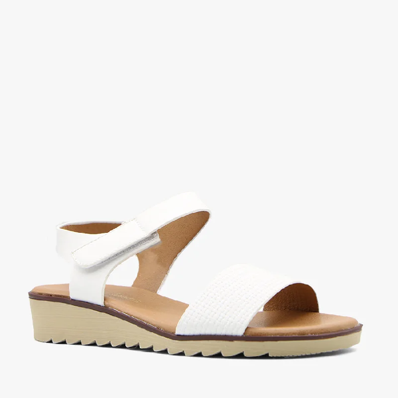Women's Thong Sandals with a Beaded Design in Multicolor for a Beachy AestheticJIBE WHITE