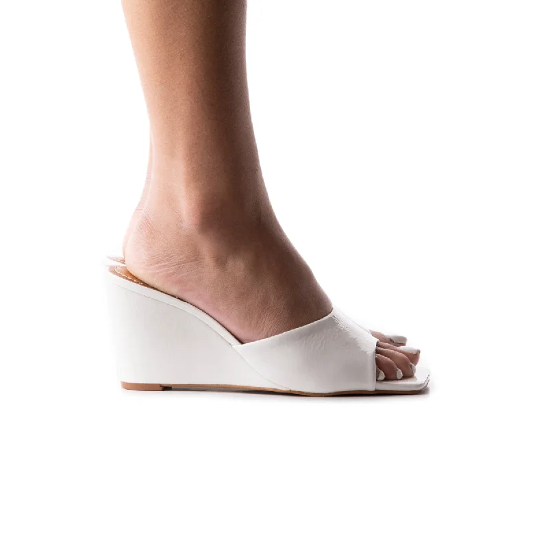 Child - Friendly Women's Sandals with a Secure Buckle in Purple for Moms on the GoToscana White Naplack