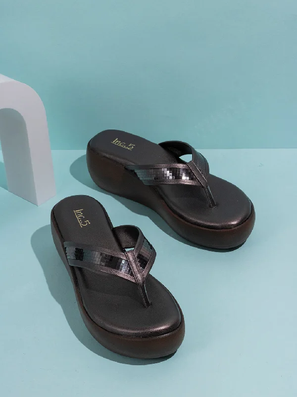 Anti - Slip Women's Sandals with a Grooved Sole in Green for Outdoor AdventuresWomens Pewter Solid V Strap Casual Wedge Heel Sandals